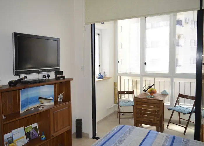 Montehugh * Lárnaka